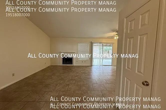 2277 Oak Ave — Photo 2