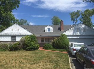 149 Lakeside Dr E, Lawrence, NY 11559