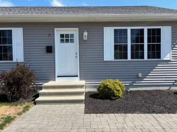 71 Carlton St, Cranston, RI 02910