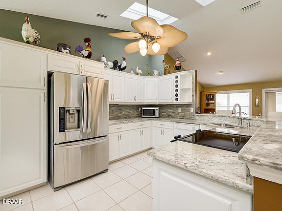 3rd image of 18 Sandpoint Cir