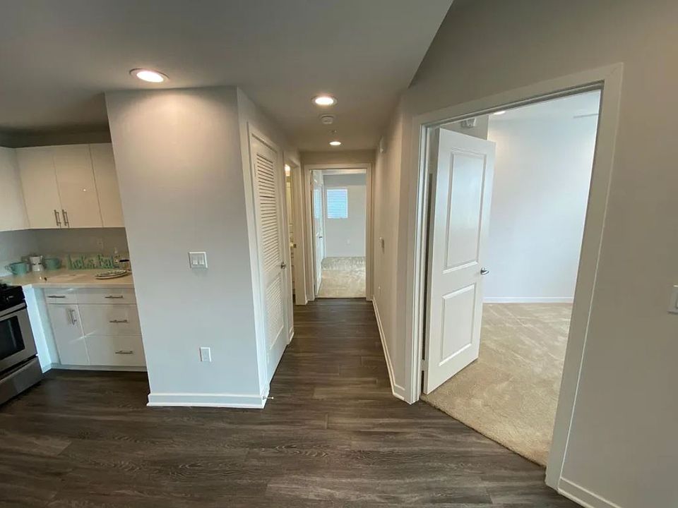 1st image of 6334 Woodman Ave #314