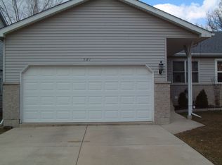 581 Saint Johns Rd, Woodstock, IL 60098