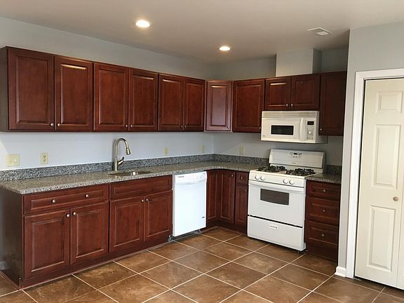 2nd image of 125 W 1st Ave