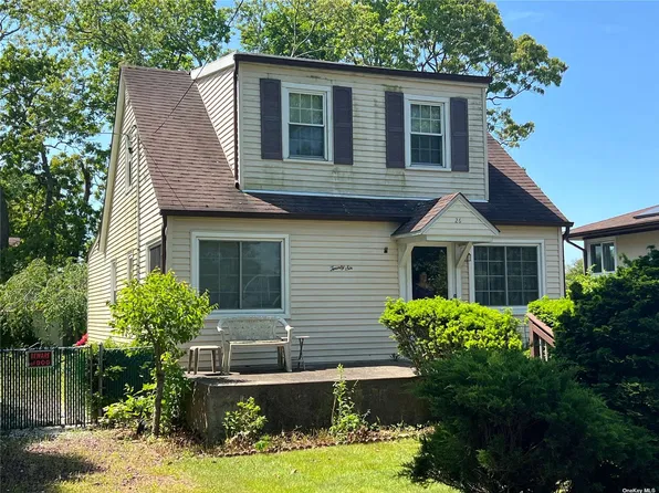 26 Trafalgar Dr, Shirley, NY 11967