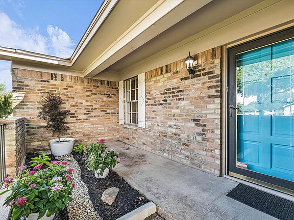 3rd image of 141 Travis Ln
