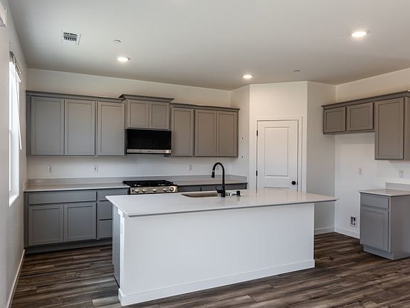3rd image of 864 Arlington Ct