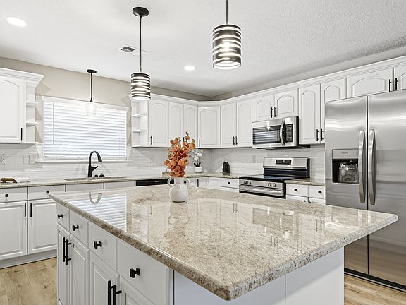 4th image of 817 Valparaiso Blvd