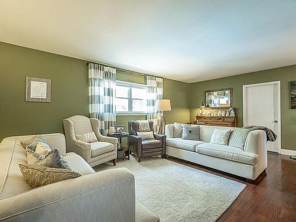 Living Rm facing Laundry Rm