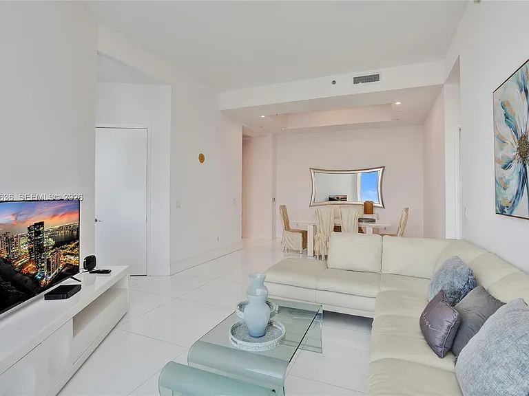 16001 Collins Ave #4305 — Photo 2