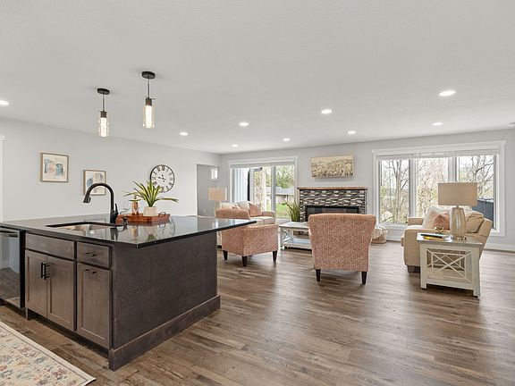 4th image of 218 Bluff Blvd