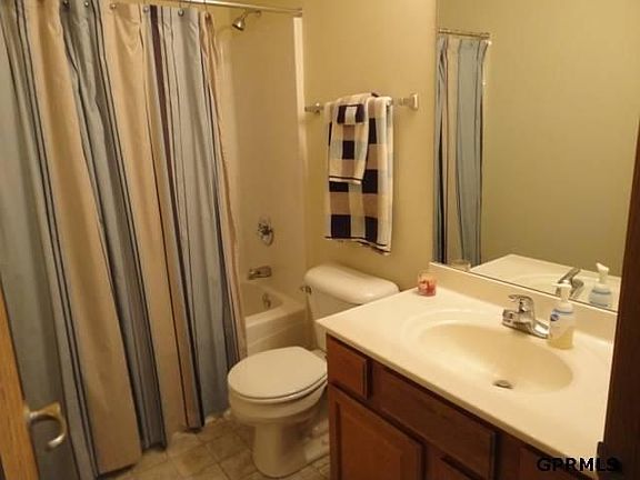 5th image of 823 Edgewater Dr