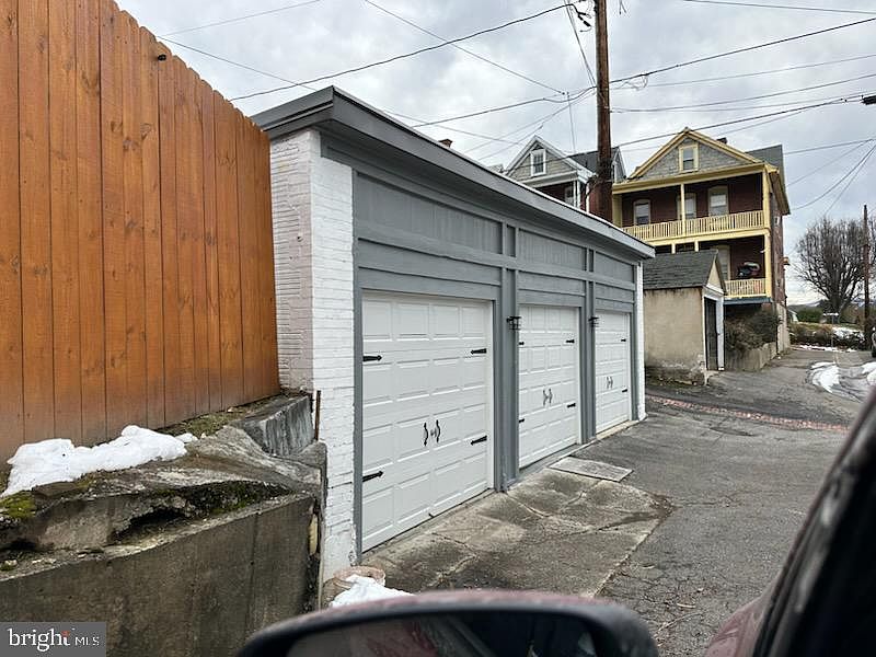 2nd image of 209 Saratoga St