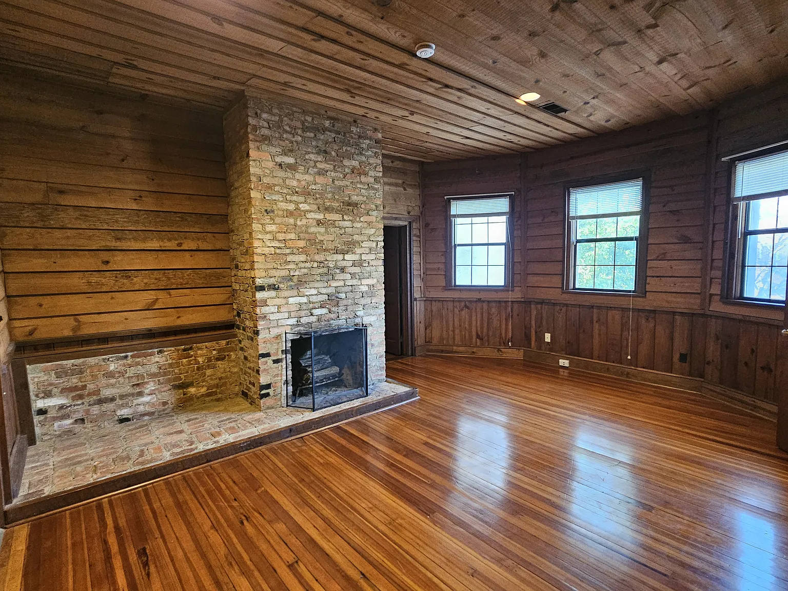 2 bed, 1048 sqft, $1,275 — Photo 2