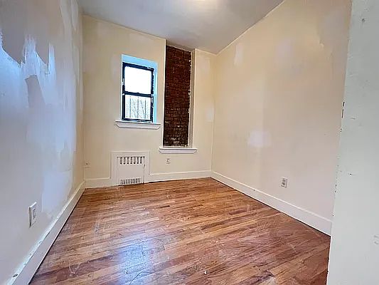 5th image of 136 Hart St #1