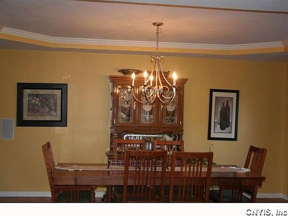 Dining room great for entertaining