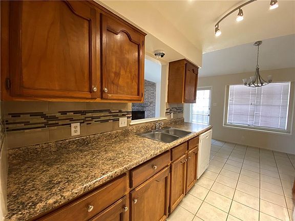 4th image of 2405 Oak Grove Dr