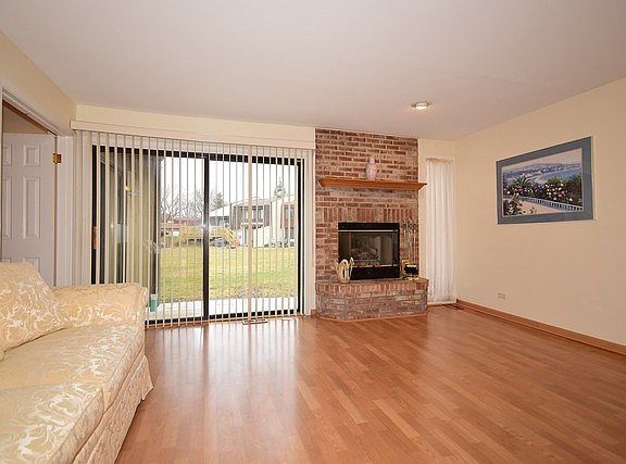 4th image of 18 Sweetwood Ct