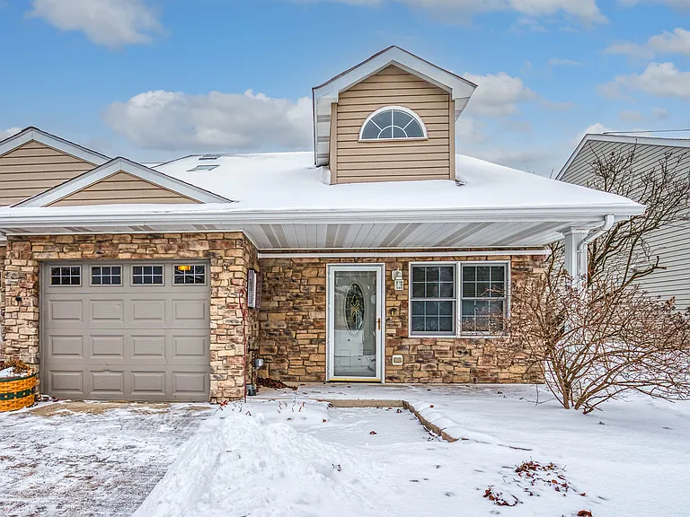 299 Garden Hill Dr — Photo 1