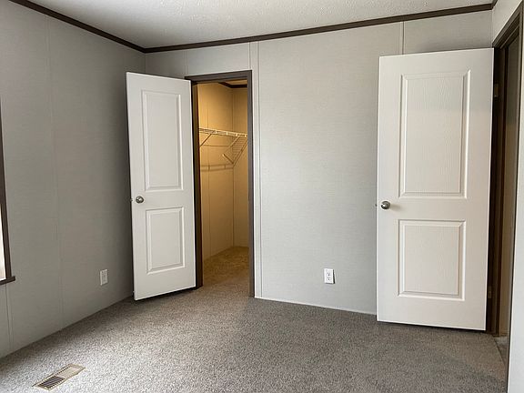 3rd image of 19 Pine Ave #19