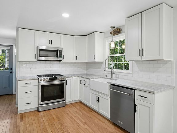 4th image of 33 Bay Colony Dr