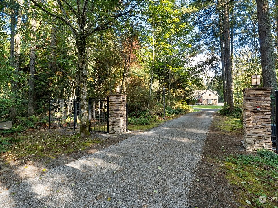 Enter through the front gate and enjoy the ease and accessibility that makes this home so welcoming.>