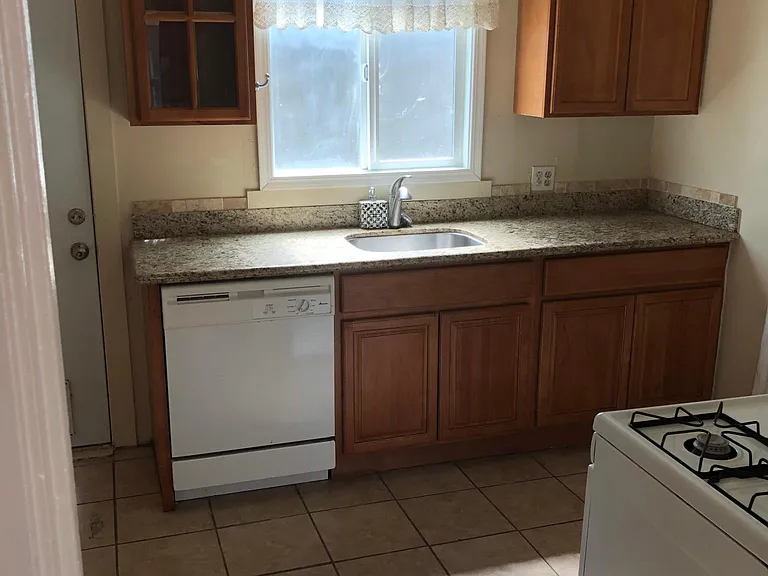 870 3rd St #3 — Photo 1