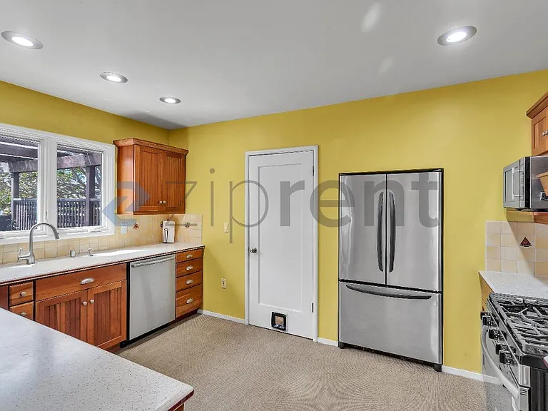 619 35th St — Photo 10