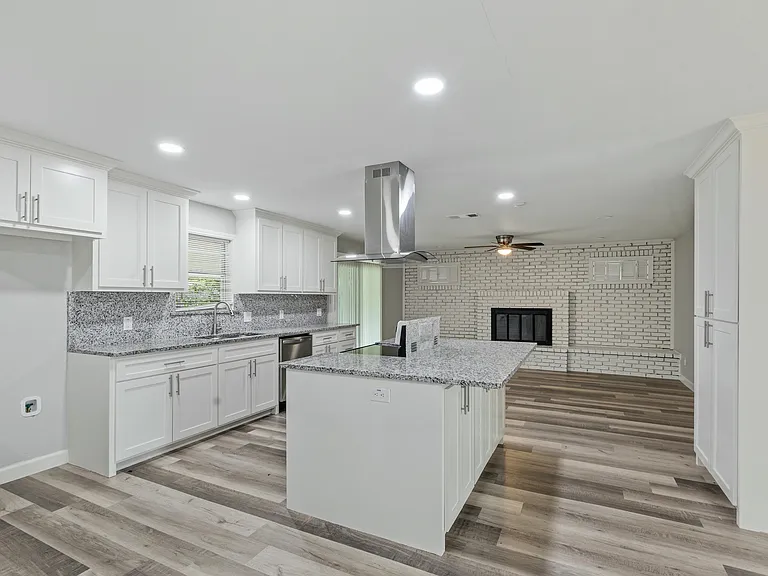 1508 Grantland Cir — Photo 3