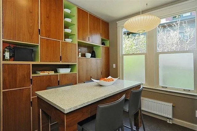 910 E Miller St — Photo 4