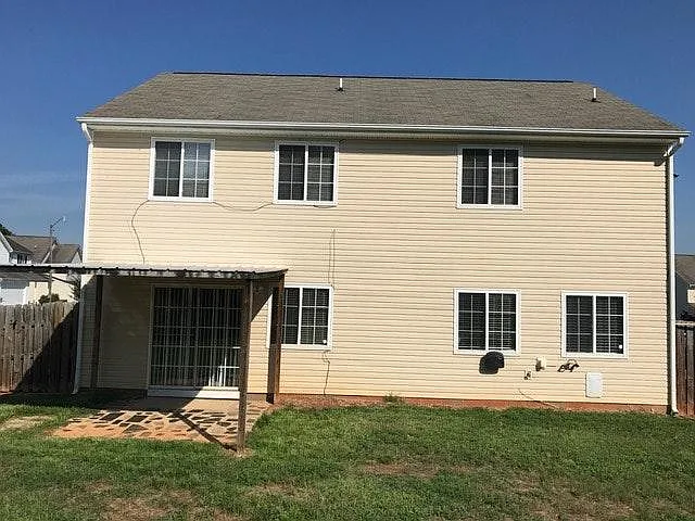 4 bed, 2.5 bath, 2065 sqft, $2,100 — Photo 4