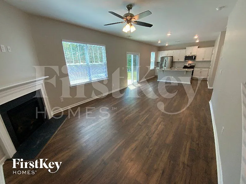 3 bed, 2.5 bath, 2246 sqft, $2,210 — Photo 3