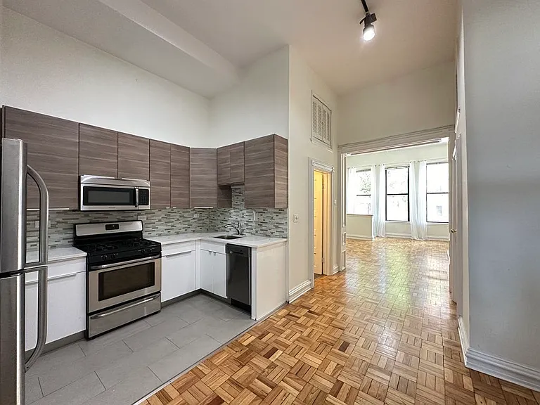 1160 N Lasalle St #2 — Photo 6