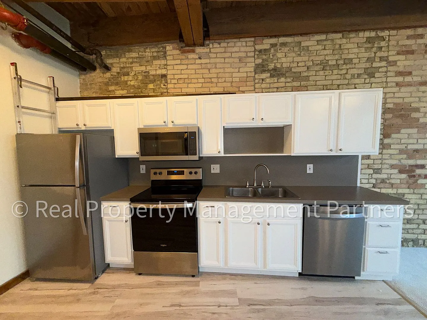 940 Monroe - Studio Condo with Exposed Brick, Soaring Ceilings, Heated Pool, Rooftop Deck, Utilit... — Photo 3