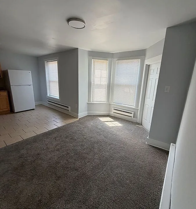 241 W Queen Ln