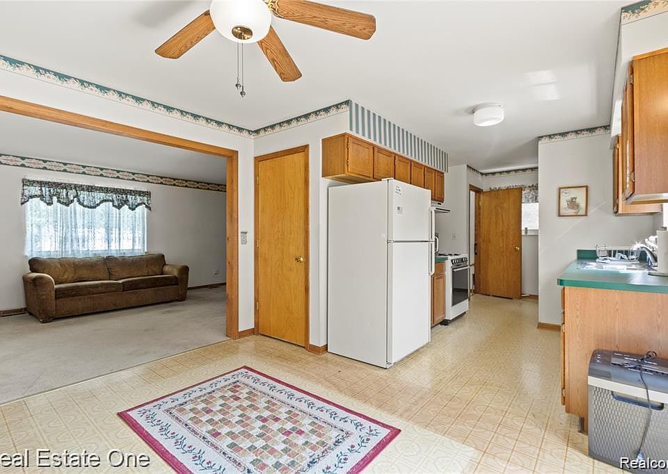 Apple - だ  5955 N Beech Daly Rd, Dearborn Heights, MI 48127 | MLS