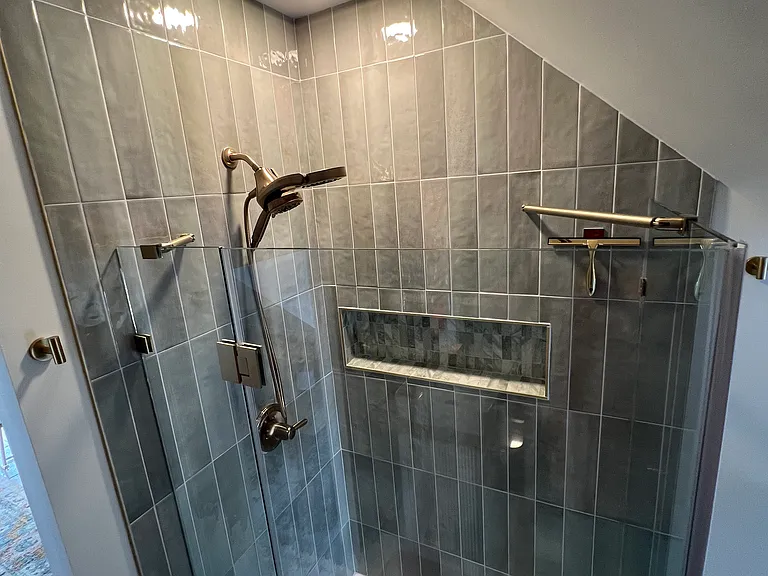 Attic bedroom: spa like tile