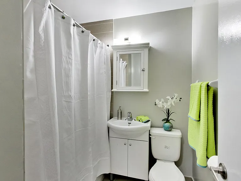 2100 Bathurst St #308 — Photo 41