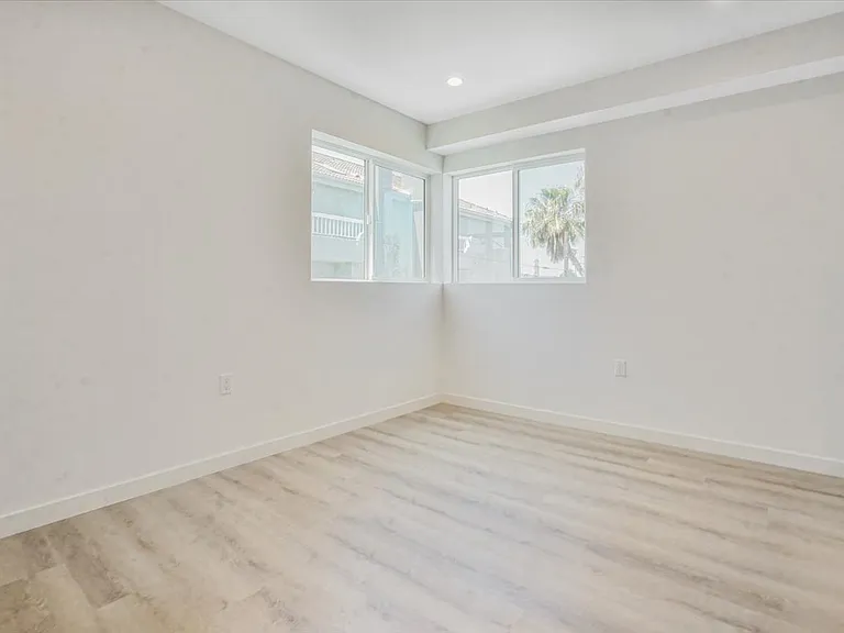 10918 Camarillo St #501 — Photo 42