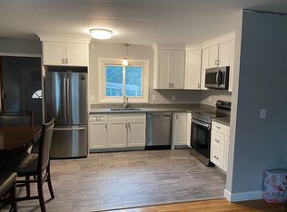 8 Maple Ter, Middletown, RI 02842
