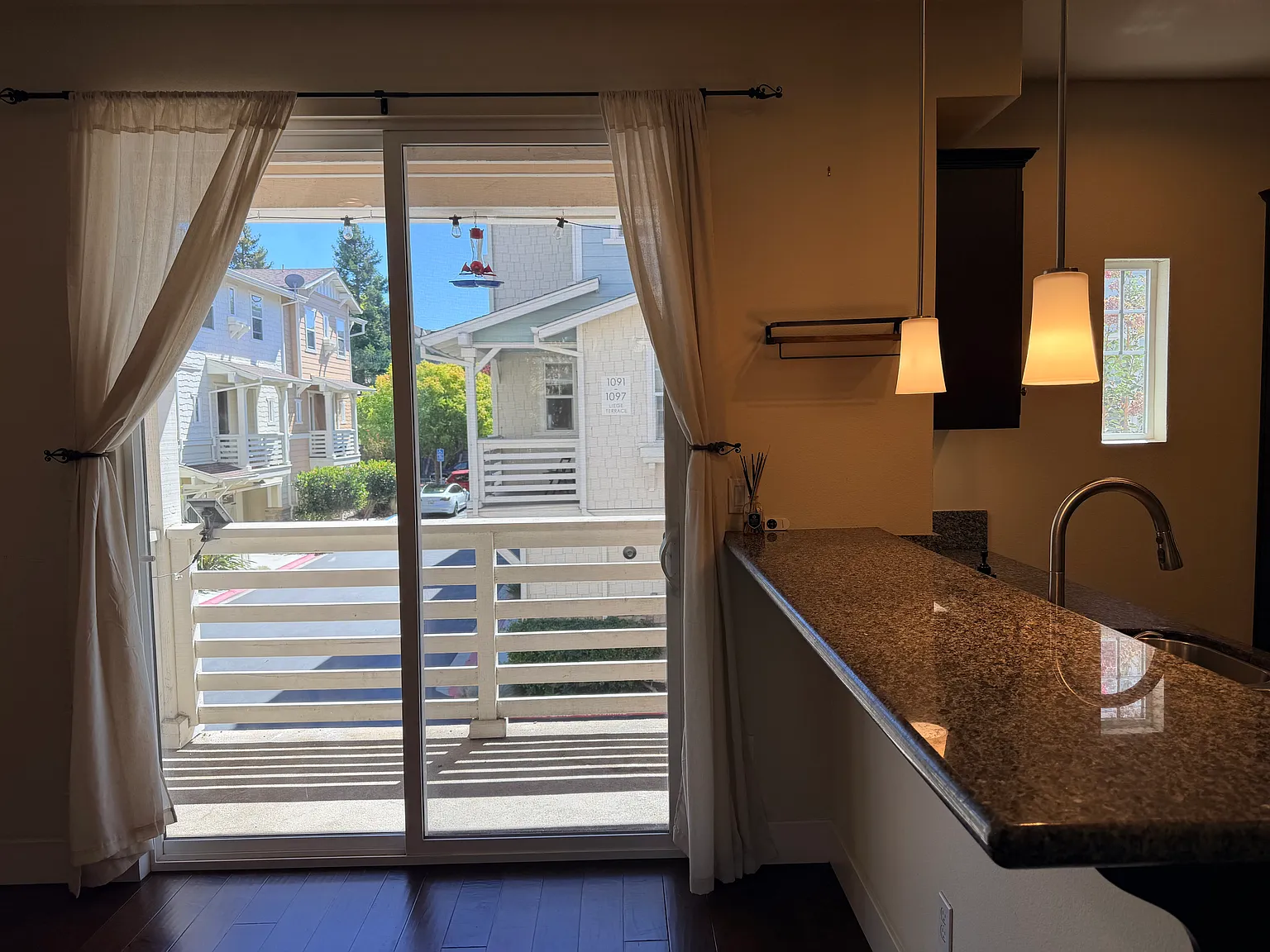 3 bed, 2.5 bath, 1450 sqft, $5,200 — Photo 4