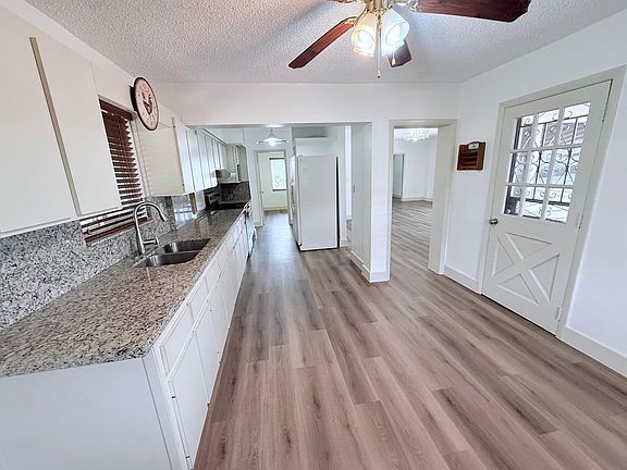 4th image of 957 W 67th St