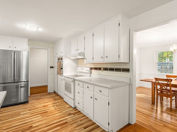 5th image of 10 Bakers Hill Rd