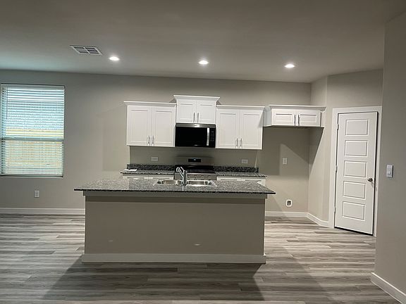 3rd image of 1907 Ballpark Dr