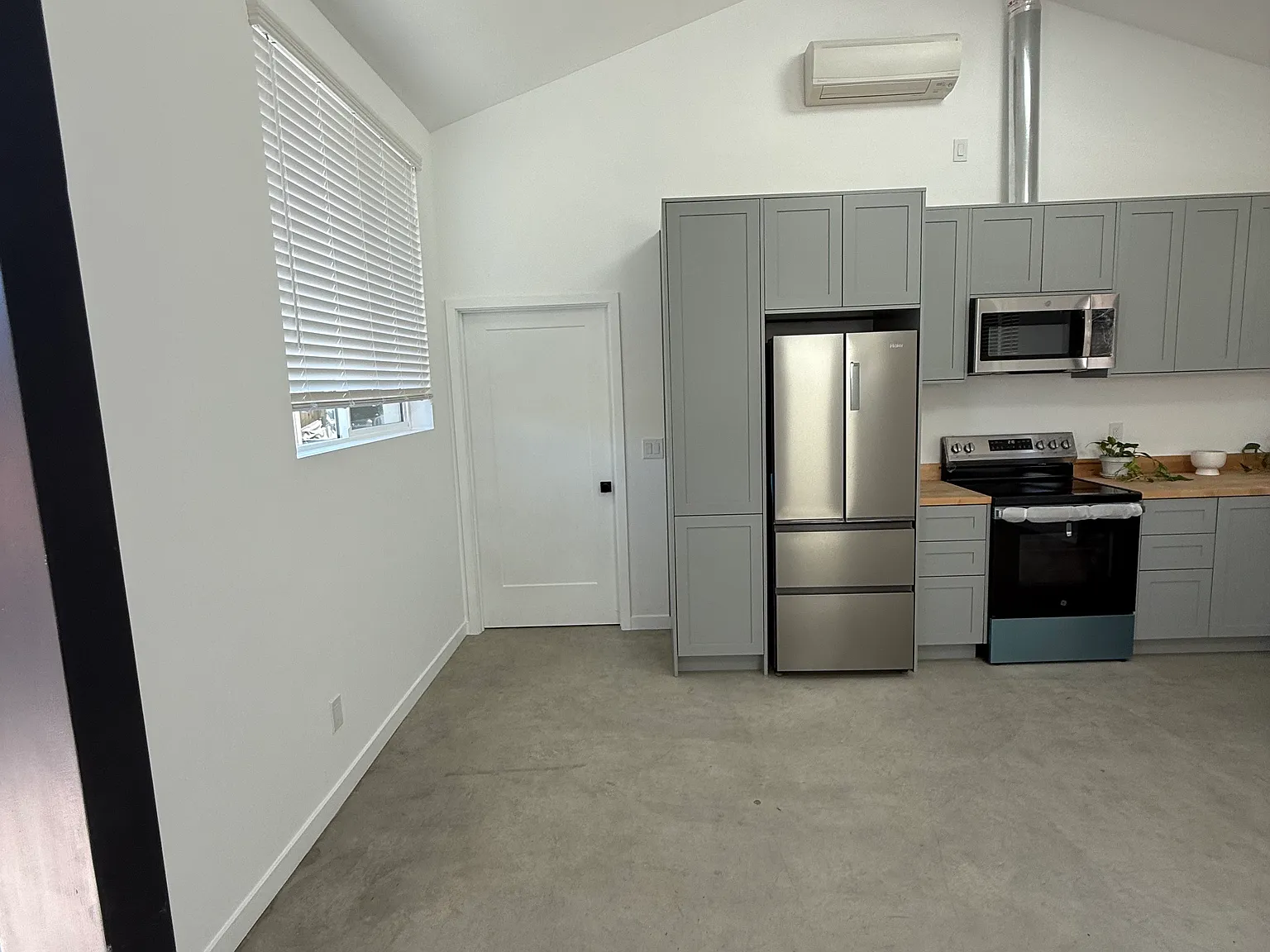 2 bed, 900 sqft, $3,300 — Photo 4