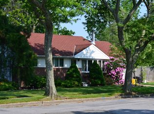 1 Piper Pl, Old Bethpage, NY 11804
