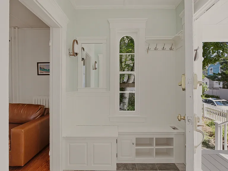 21 Clinton Ave — Photo 6