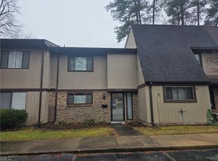 1032 Willow Green Dr, Newport News, VA 23602