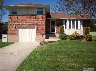 162 Stephen St, Levittown, NY 11756