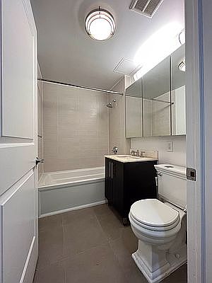 3rd image of 8330 Kew Gardens Rd APT 3E