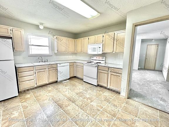 5th image of 605 SW Pinebrook Village Dr